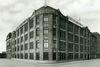 Foto en blanco y negro de un edificio destacado en la historia de Kapsch, mostrando su arquitectura y fachada.