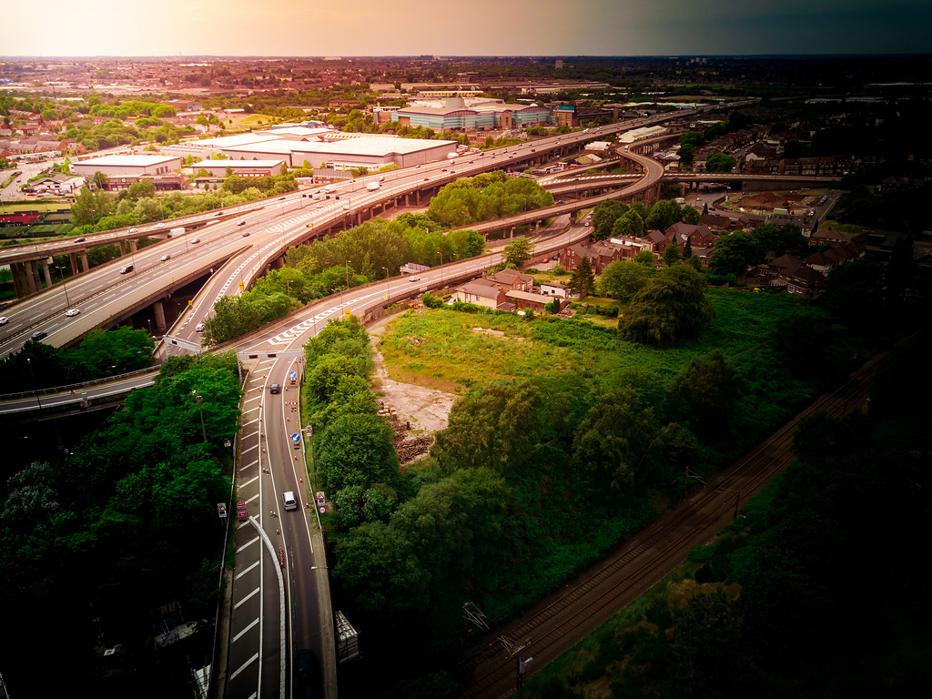 Luftaufnahme einer Autobahn mit vielen Straßen und Bäumen