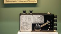 Radio portátil negra y plateada, representando el primer receptor de transistores de Kapsch.