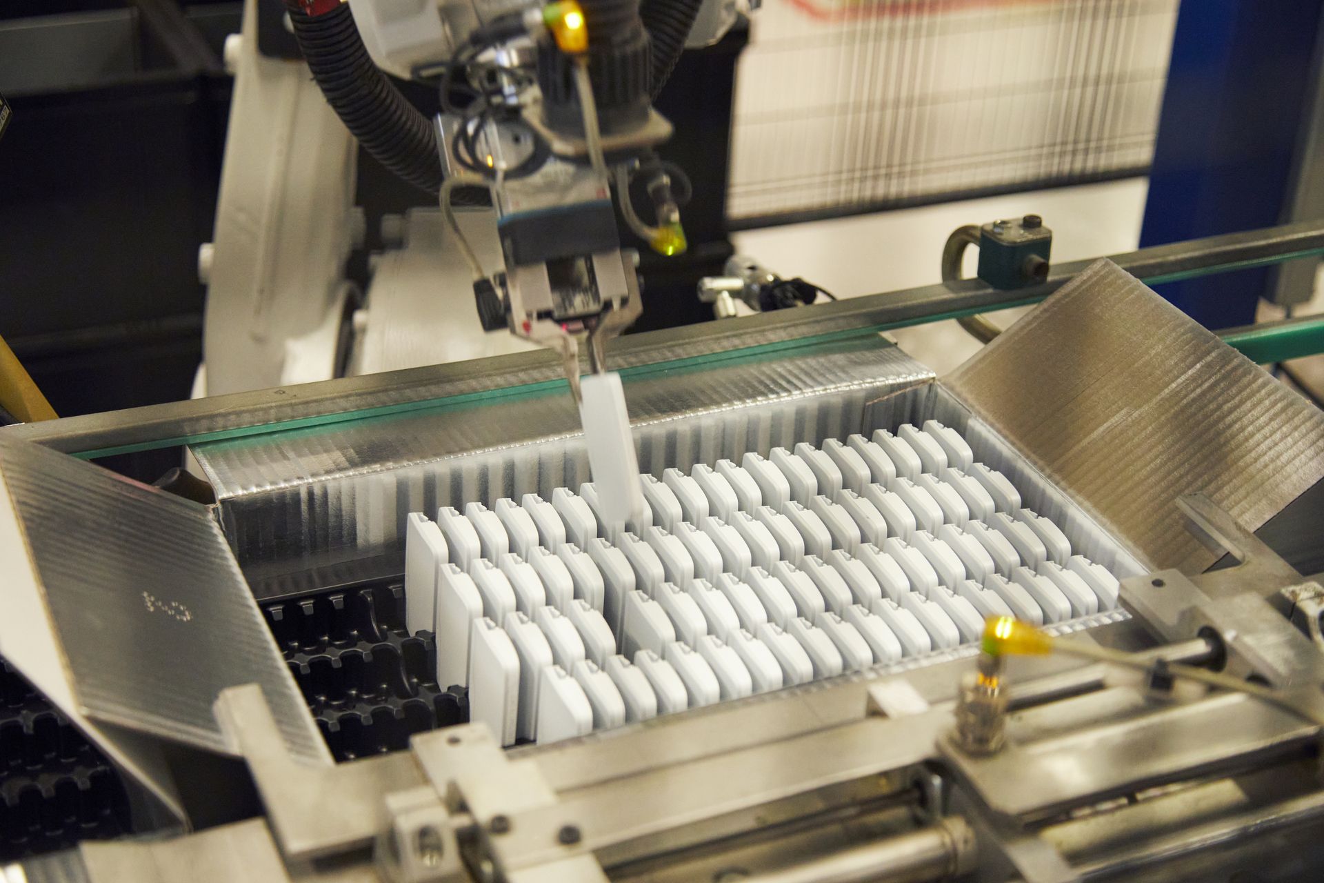 © @ Kapsch TrafficCom Ein Roboter in einer Produktionslinie für Bordgeräte
