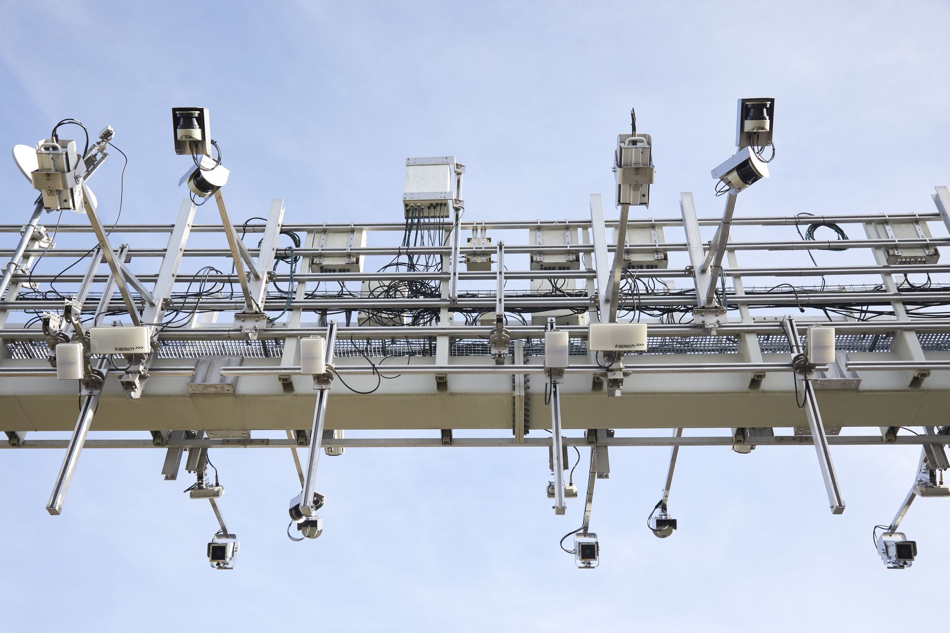 © @ Kapsch TrafficCom Maut- und Verkehrsmanagementhardware an einer Mautbrücke installiert