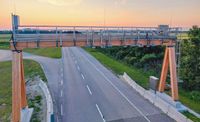 Brücke über eine Straße
