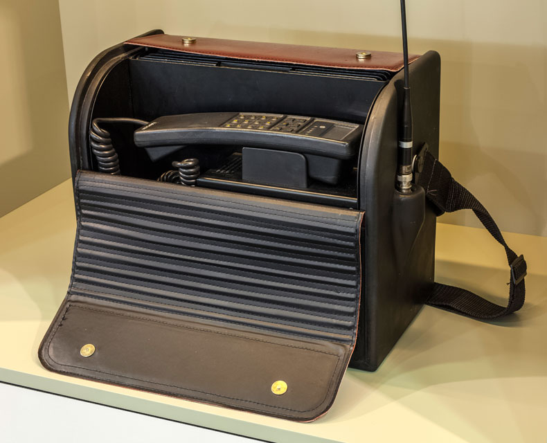 Un teléfono en una funda sobre una superficie plana, enfocado en su diseño y protección.