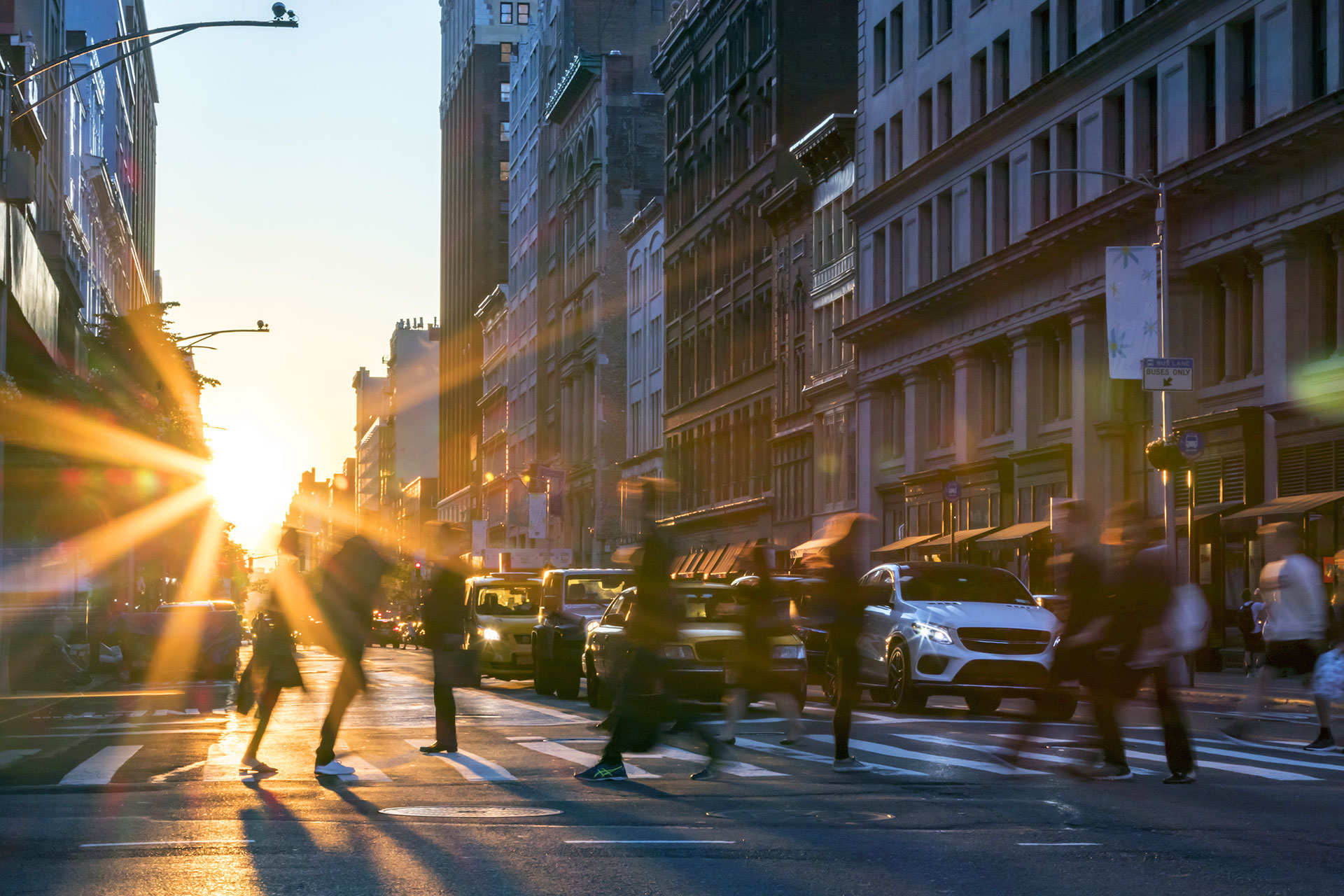 © Kapsch TrafficCom People crossing the street in Manhattan New York City