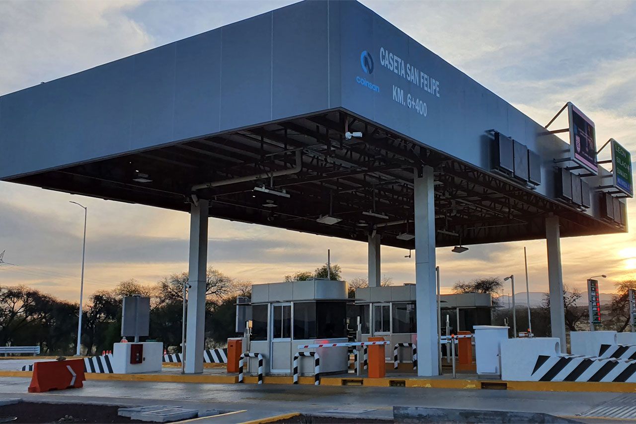 Tankstelle mit großem rechteckigem Schild im Freien.