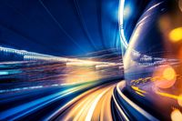 Verschwommenes Bild eines fahrenden Zuges in einem Tunnel.
