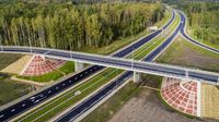 Autobahn mit einer Brücke darüber