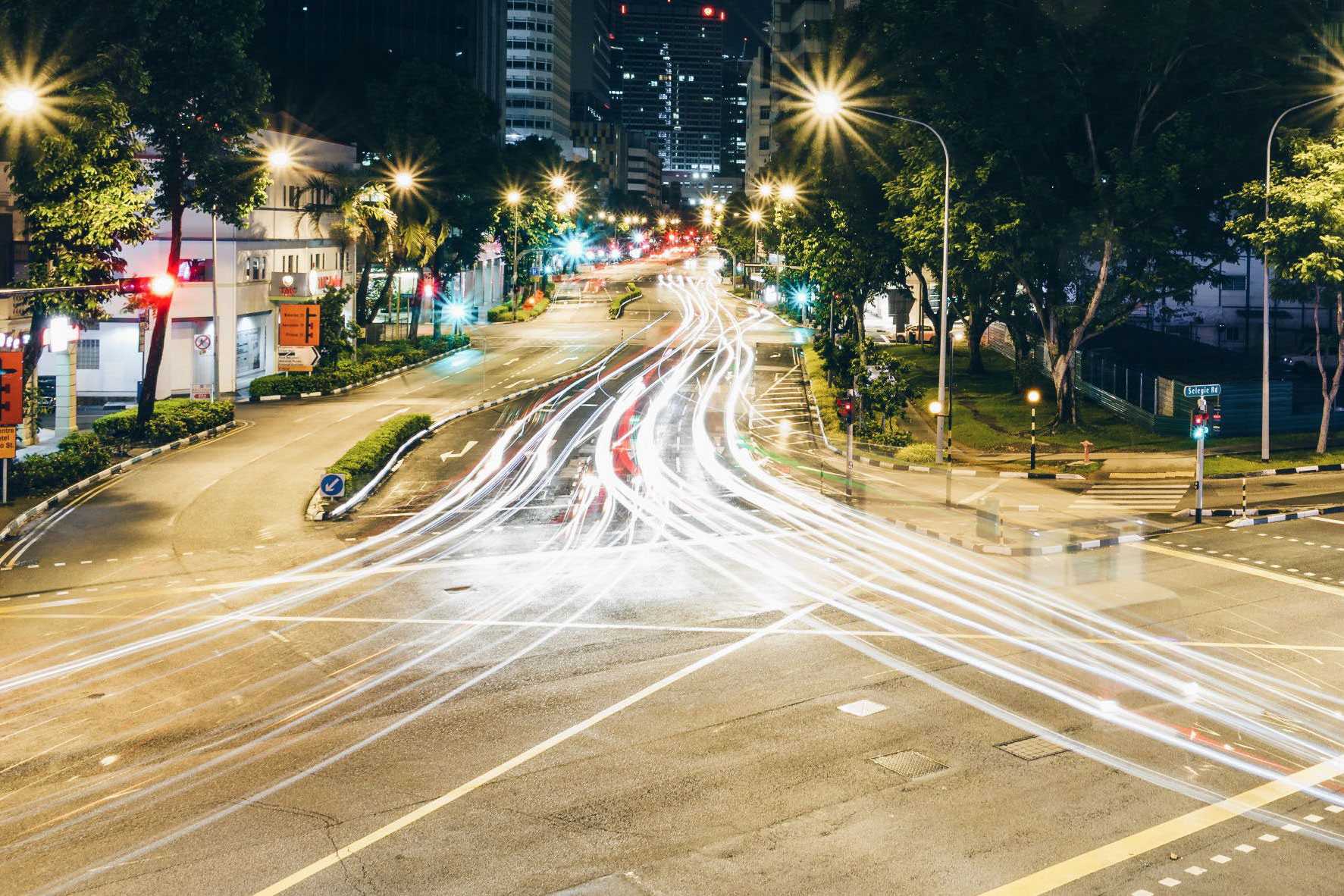 Straße mit beleuchteten Straßenlaternen bei Nacht
