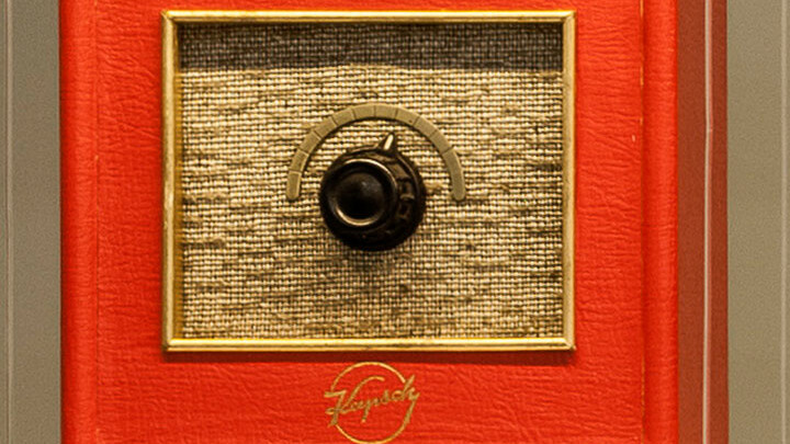 Un altavoz en una caja roja.
