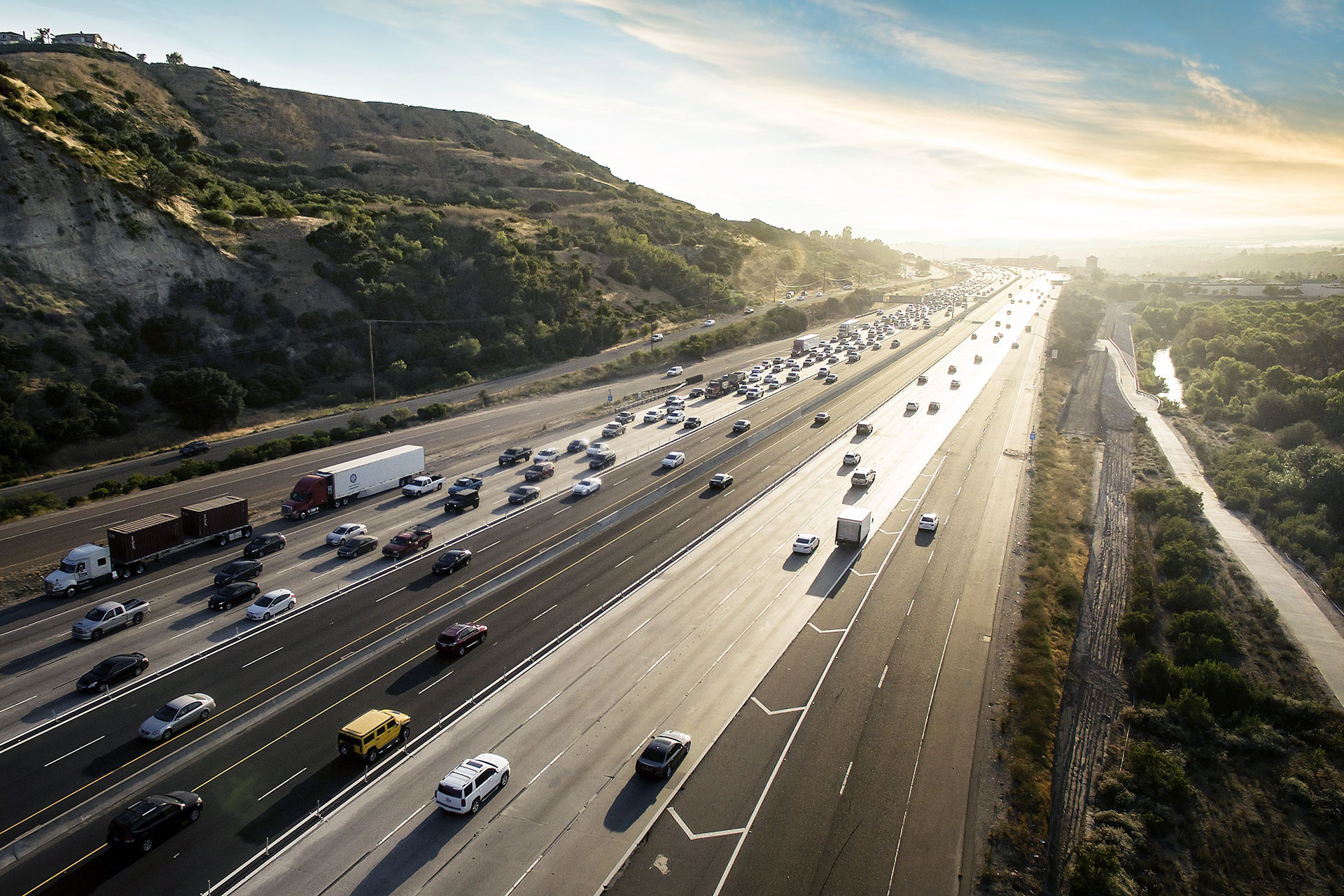 Eine Autobahn mit vielen Autos darauf.