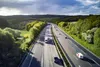 Autobahn imit fahrenden Fahrzeugen