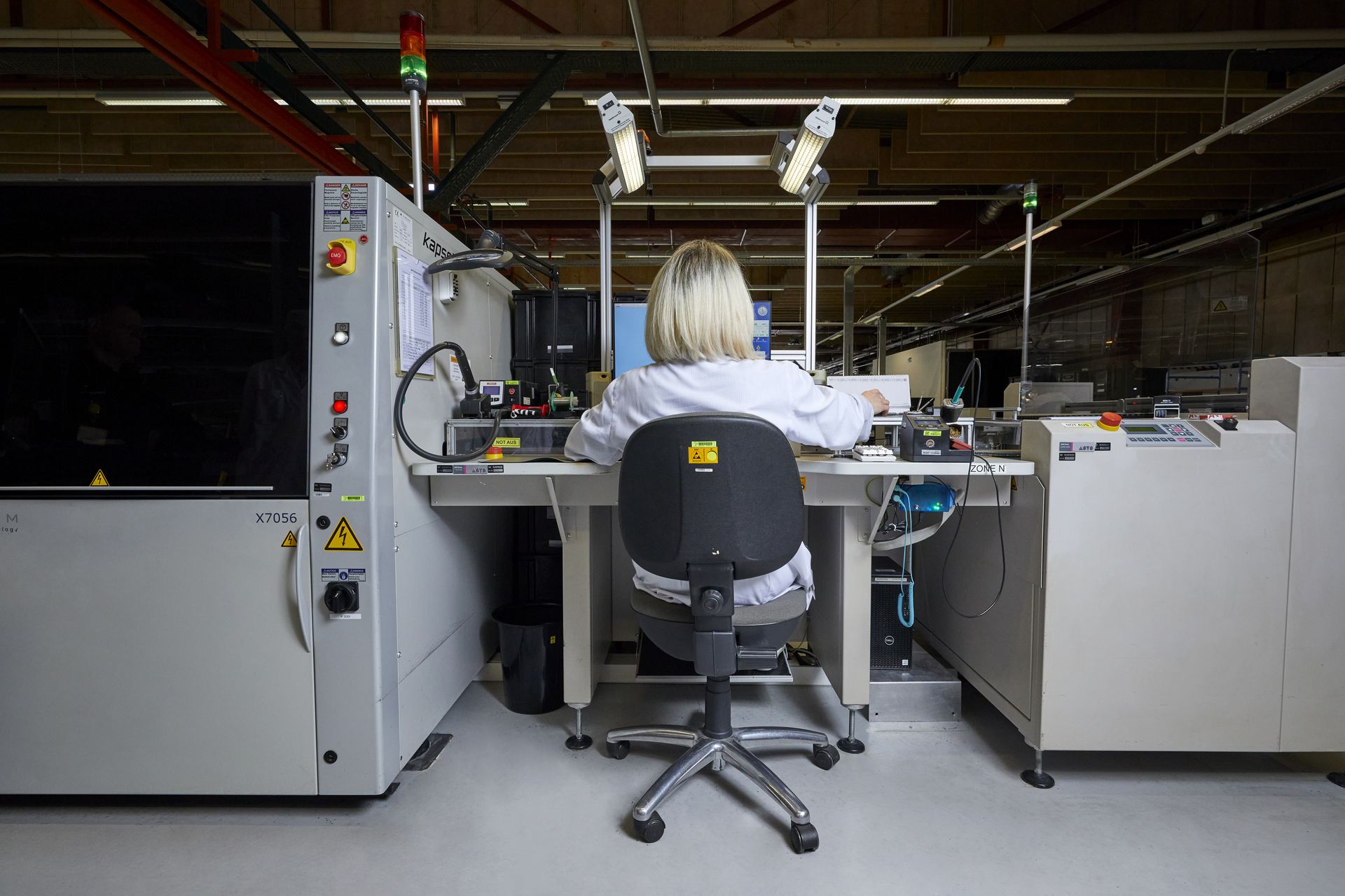 © @ Kapsch TrafficCom Ein Arbeiterin überwacht die Produktionsqualität