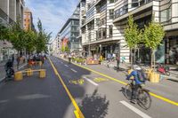 Fahrradweg mit Fußgängern darauf