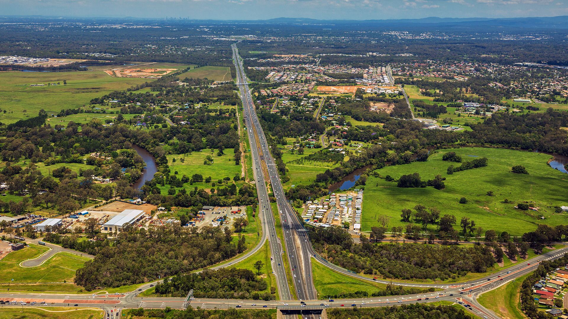 © Kapsch TrafficCom Luftaufnahme einer Autobahn mit Straßen und Bäumen