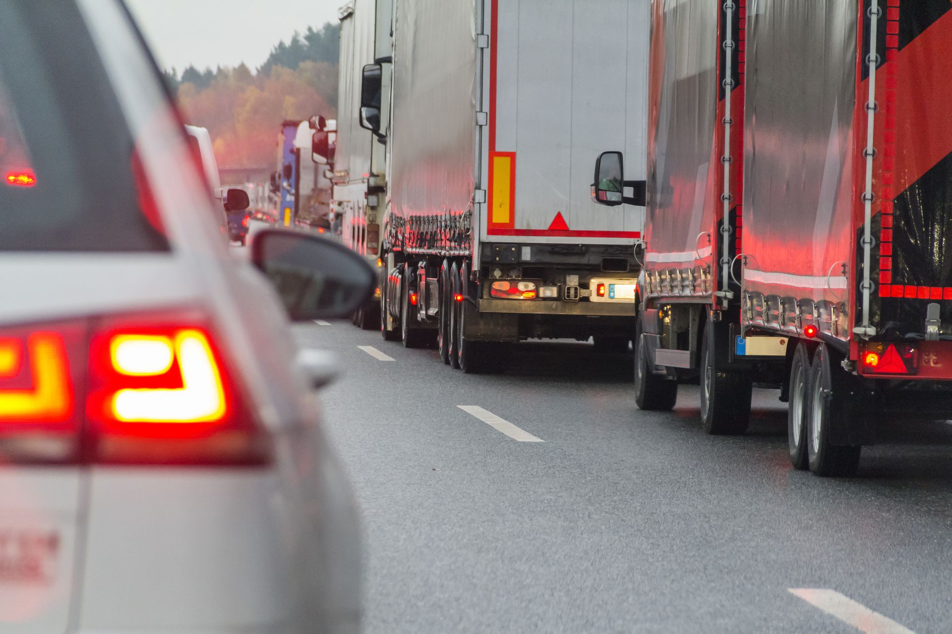 Eine Gruppe von Lastwagen auf einer Straße