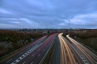 Autobahn mit beleuchteter Fahrbahn bei Nacht