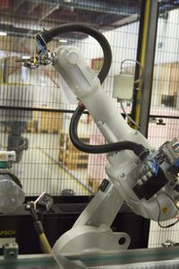 Ein Roboter in einer Produktionslinie für Bordgeräte