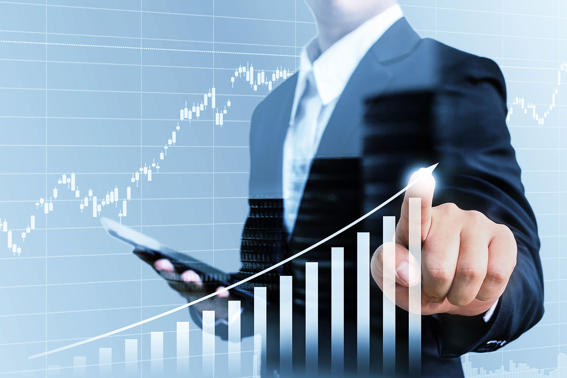 Eine Person im Anzug hält ein Handy und zeigt auf ein Diagramm.