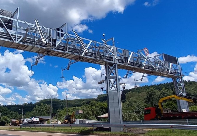 Metallkonstruktion über einer Straße