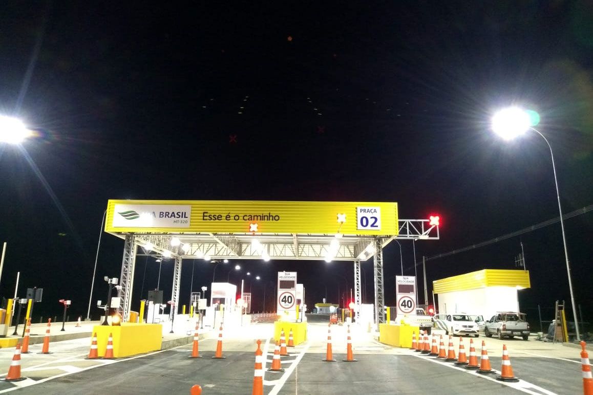Gelbes und weißes Schild an einer Tankstelle.