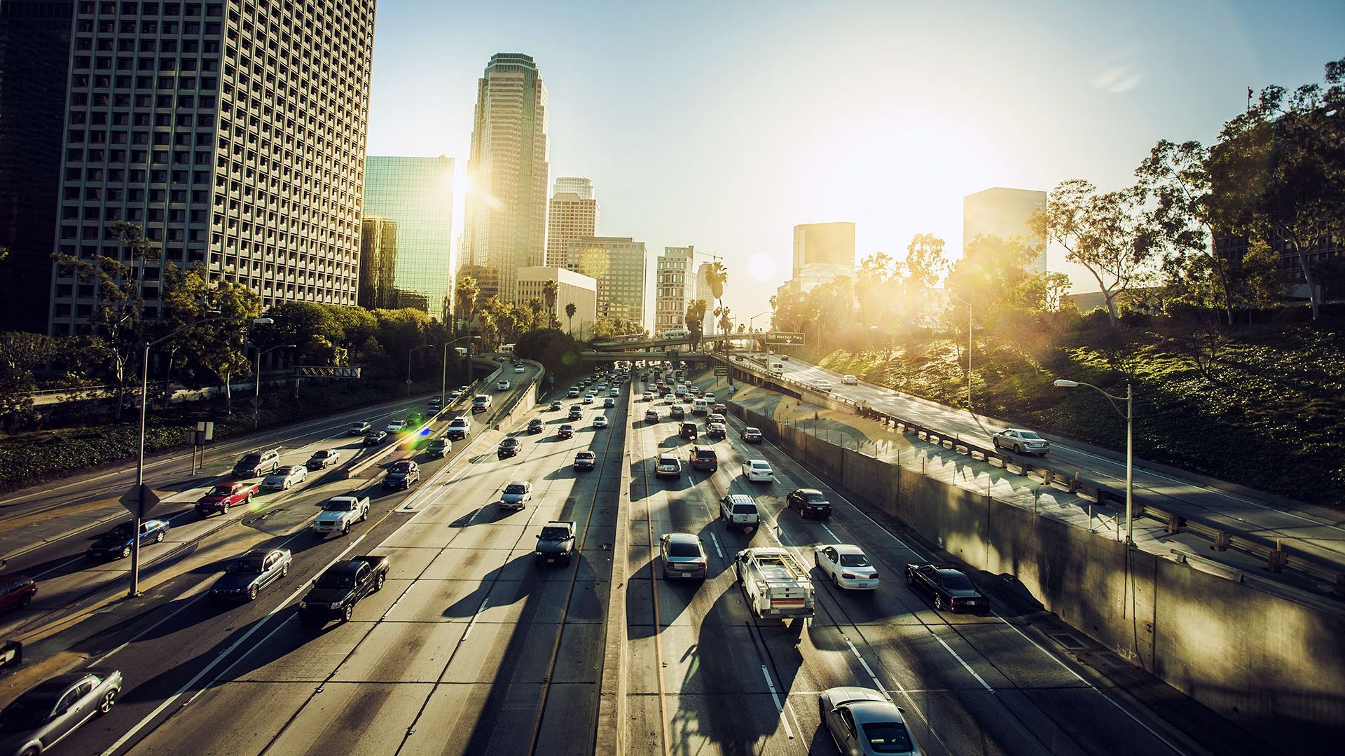 Traffic in Downtown LA im Kontext von Multi-Lane Free Flow Mautlösungen