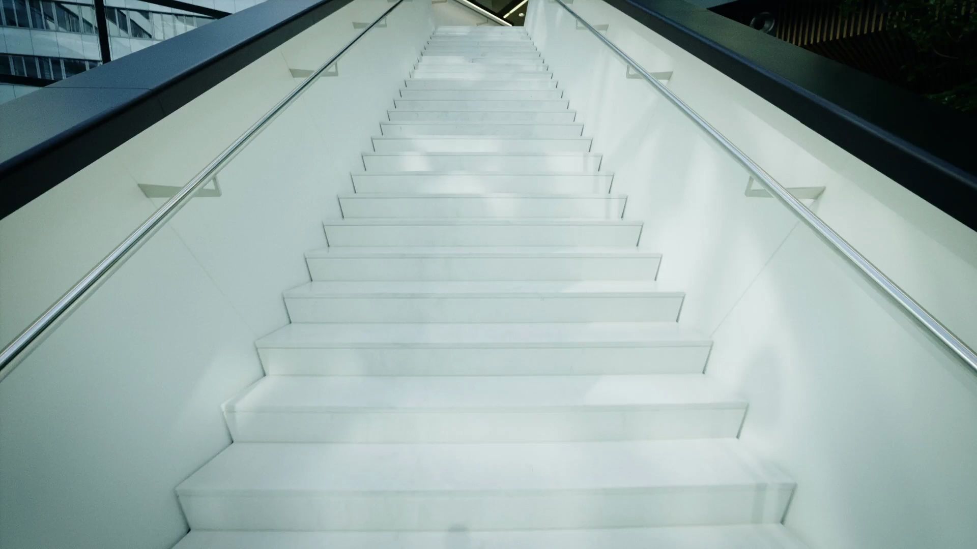 Kapsch Eingang mit weißer Treppe