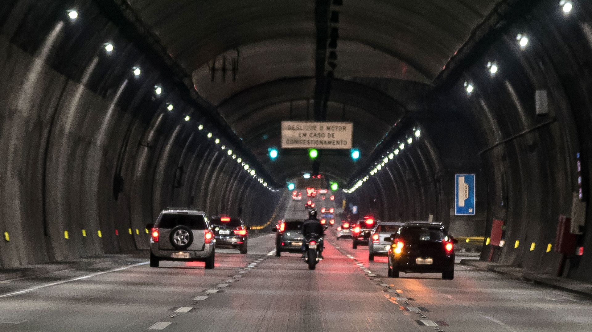 Un grupo de coches circulando por un túnel gestionado por Kapsch TrafficCom.