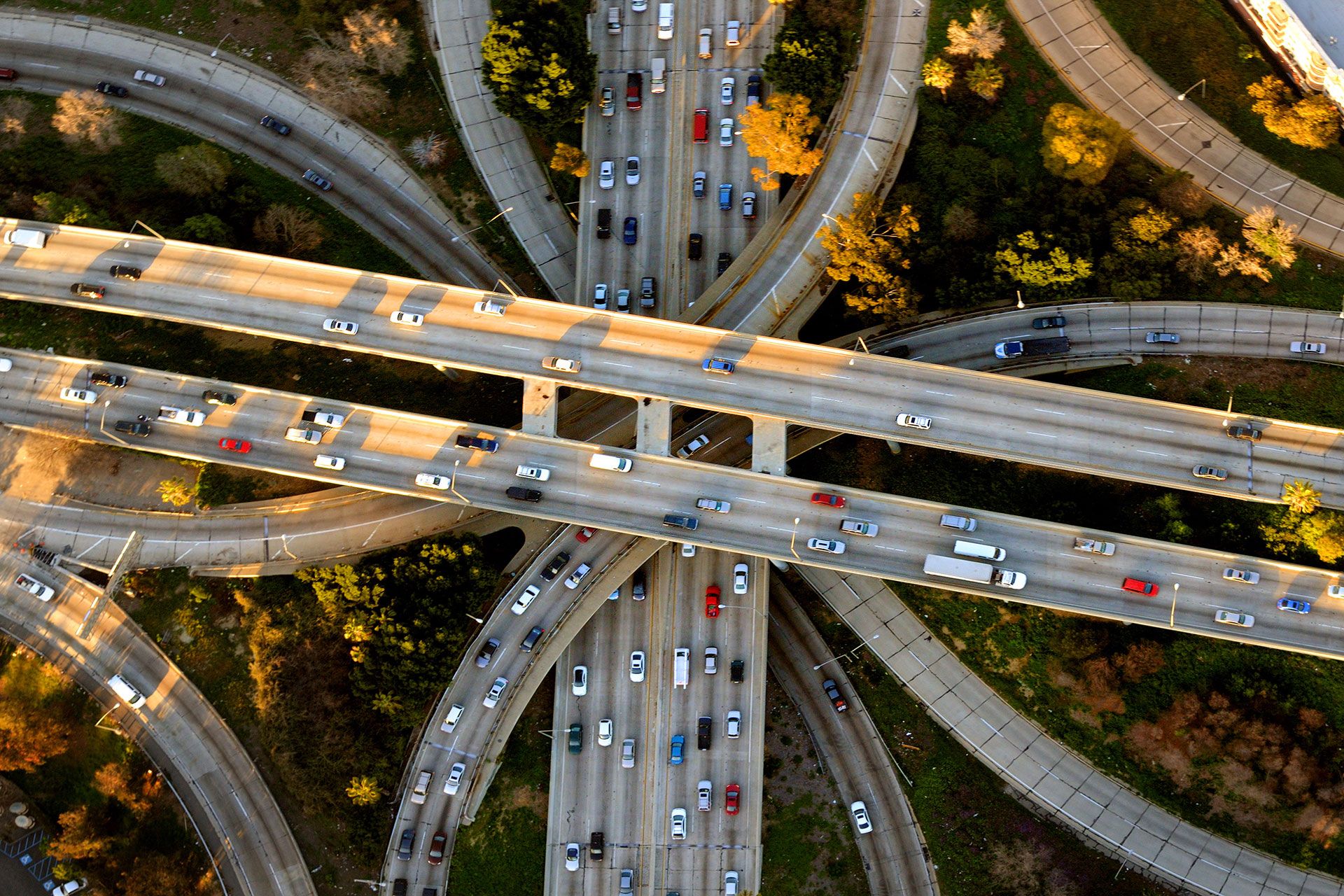 Luftaufnahme einer stark befahrenen Autobahn mit zahlreichen Fahrzeugen.