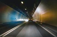 Auto fährt durch einen Tunnel