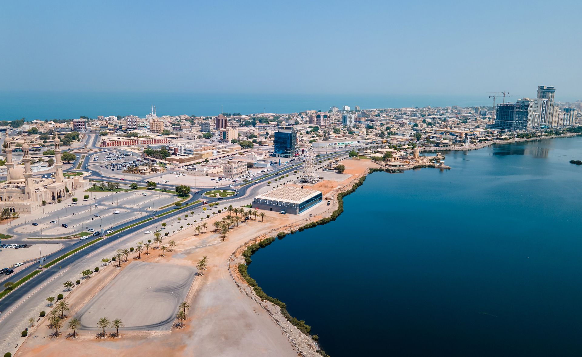 Ras al Khaimah Emirat Luft Stadtbild Wahrzeichen Skyline erheben über den Mangroven und dem Bach in den nördlichen Vaeaben