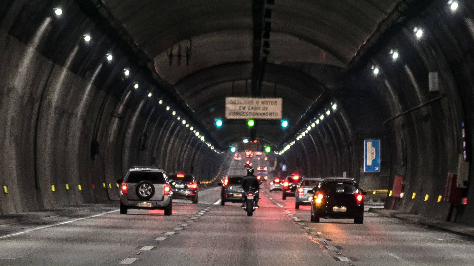Un grupo de coches circulando por un túnel gestionado por Kapsch TrafficCom.