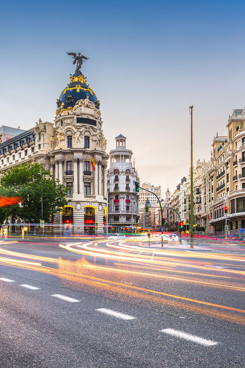 Calle con tráfico y un edificio con cúpula en una ciudad europea, representando la presencia de Kapsch TrafficCom en Bulgaria.