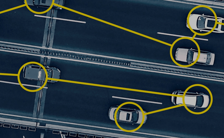 Autos auf einer Straße mit gelben Linien