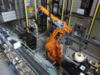 Ein Roboter an einer Produktionslinie für Bordgeräte