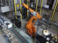 Ein Roboter an einer Produktionslinie für Bordgeräte