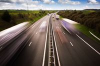 Autobahn mit Autos darauf