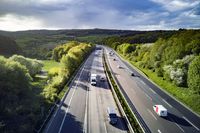 Autobahn mit fahrenden Autos.