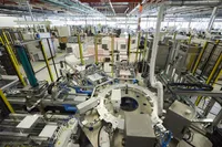 Große Industriefabrik mit vielen Maschinen