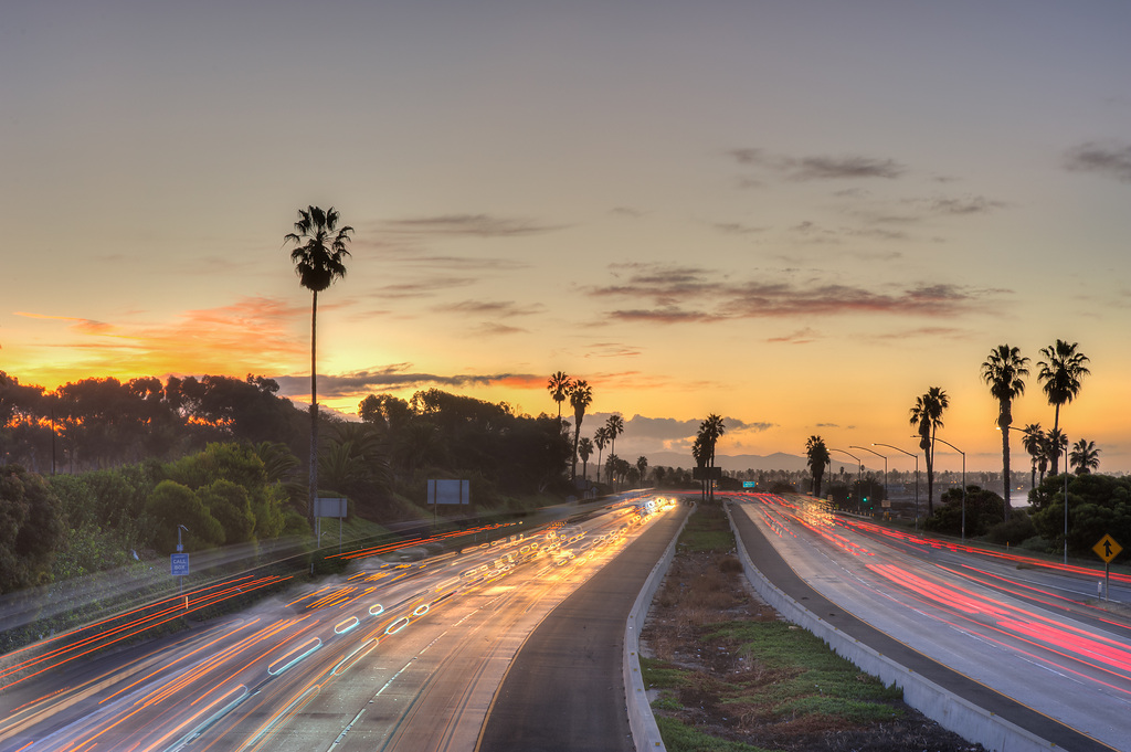 Autobahn bei Sonnenuntergang