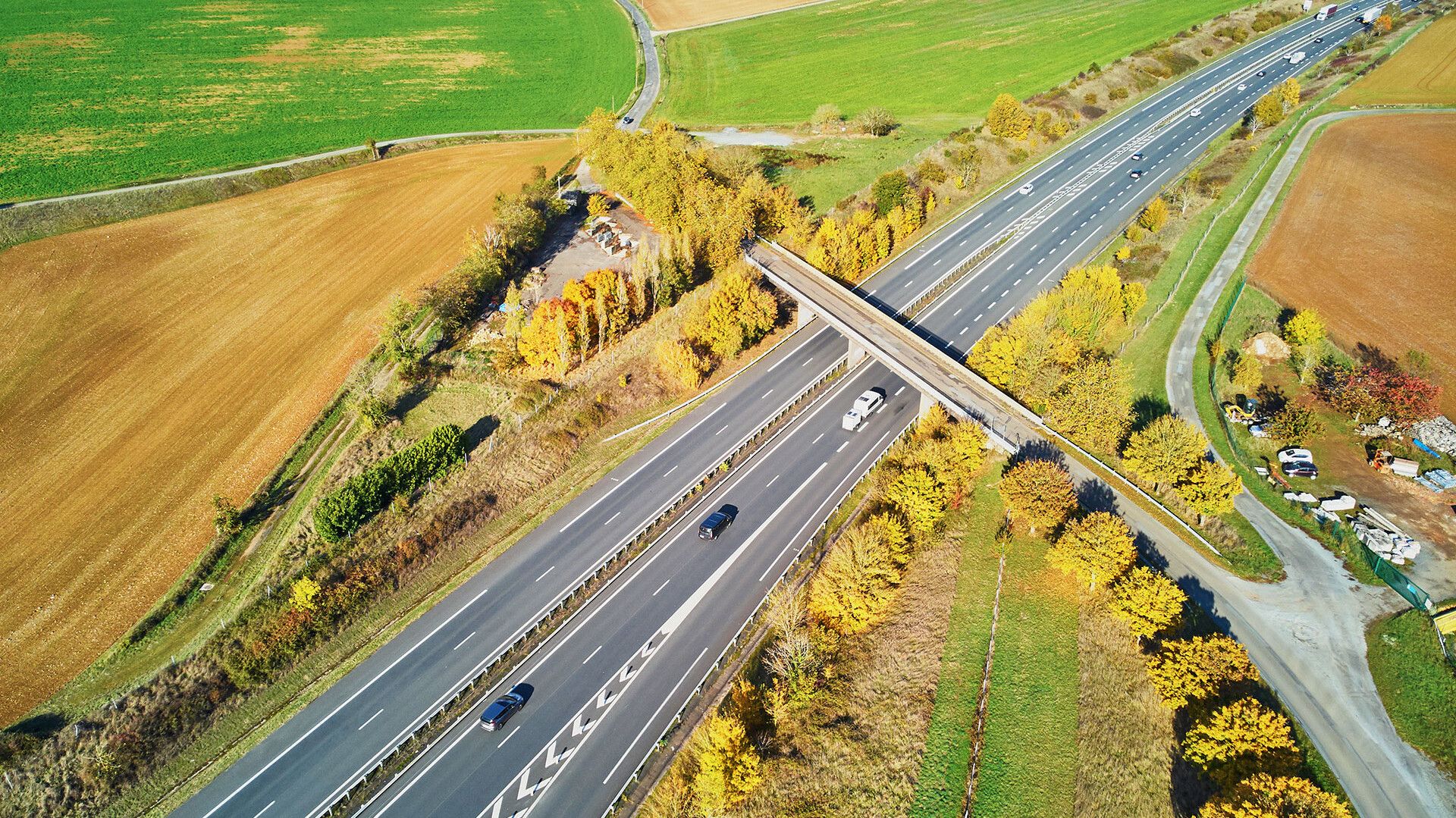 Eine Straße mit Autos darauf.