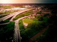 Luftaufnahme einer Autobahn mit vielen Straßen und Bäumen