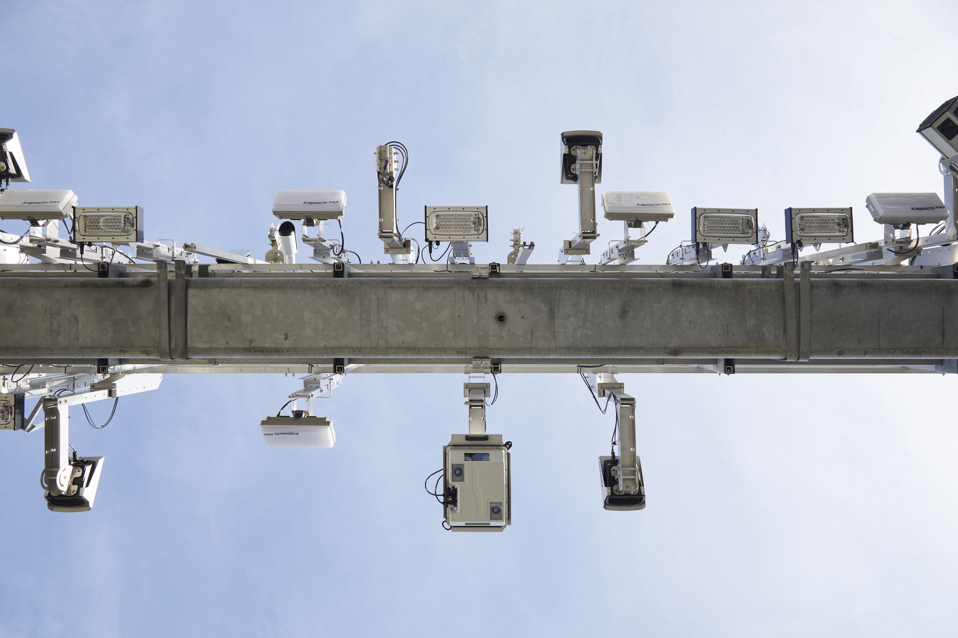 © @ Kapsch TrafficCom Maut- und Verkehrsmanagementhardware an einer Mautbrücke installiert
