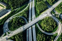 Luftaufnahme einer Autobahnkreuzung