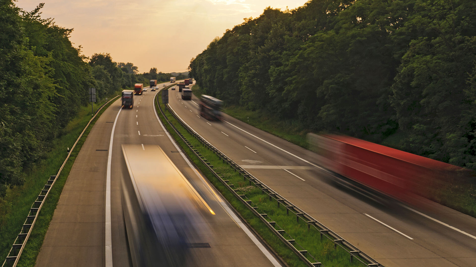 © Kapsch TrafficCom KTC2461 Two trucks on the highway-1920x1079