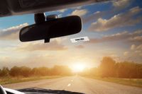 Auto mit einem über die Straße fliegenden Ticket