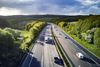 Autobahn imit fahrenden Fahrzeugen