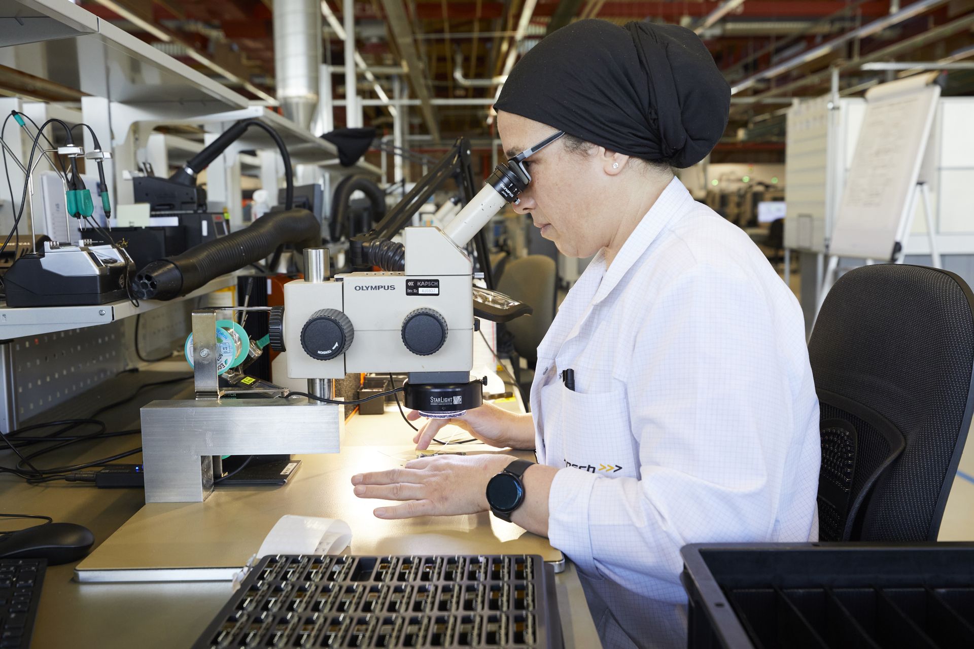 © @ Kapsch TrafficCom Eine Arbeiterin überwacht die Produktionsqualität