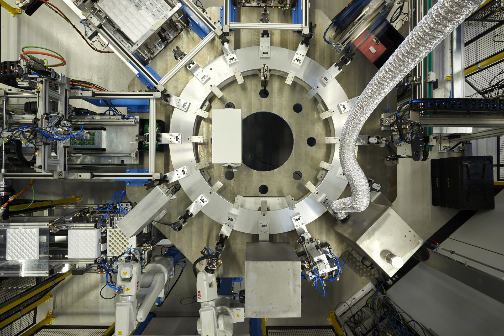 © @ Kapsch TrafficCom Hochautomatisierte Produktion von On-Board-Units, von oben gesehen