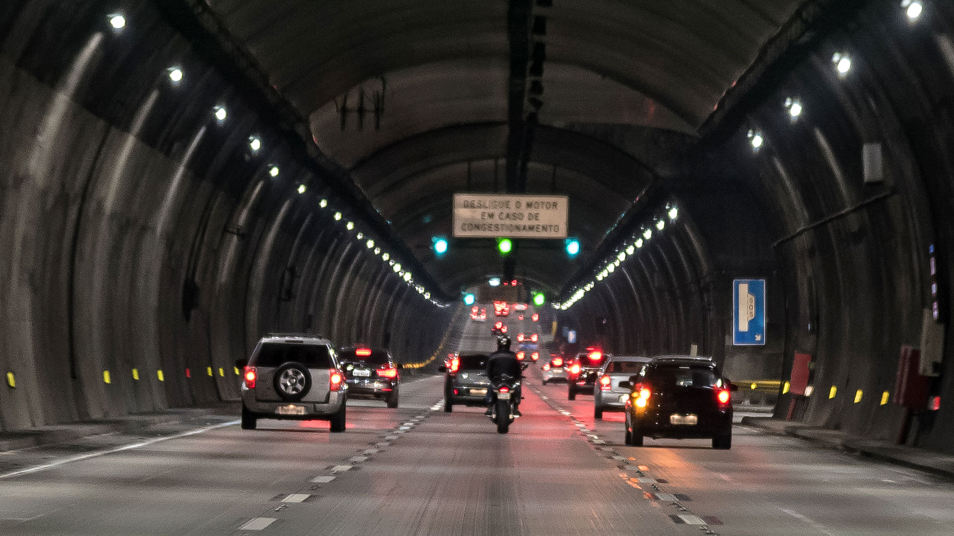 © Kapsch TrafficCom A group of cars driving through a tunnel as part of Kapsch's integrated bridge and tunnel management solution.