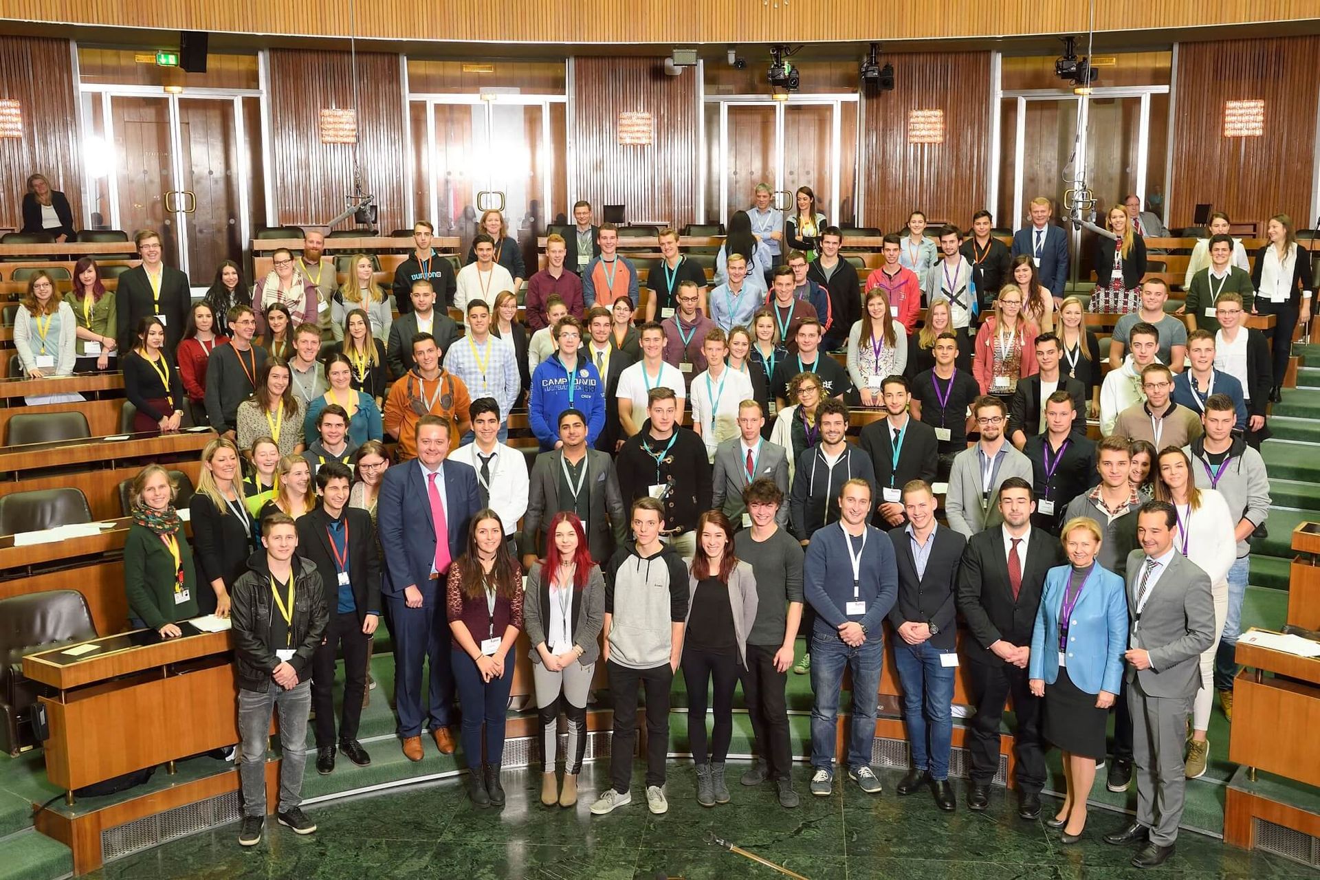Eine Gruppe von Menschen posiert für ein Foto.